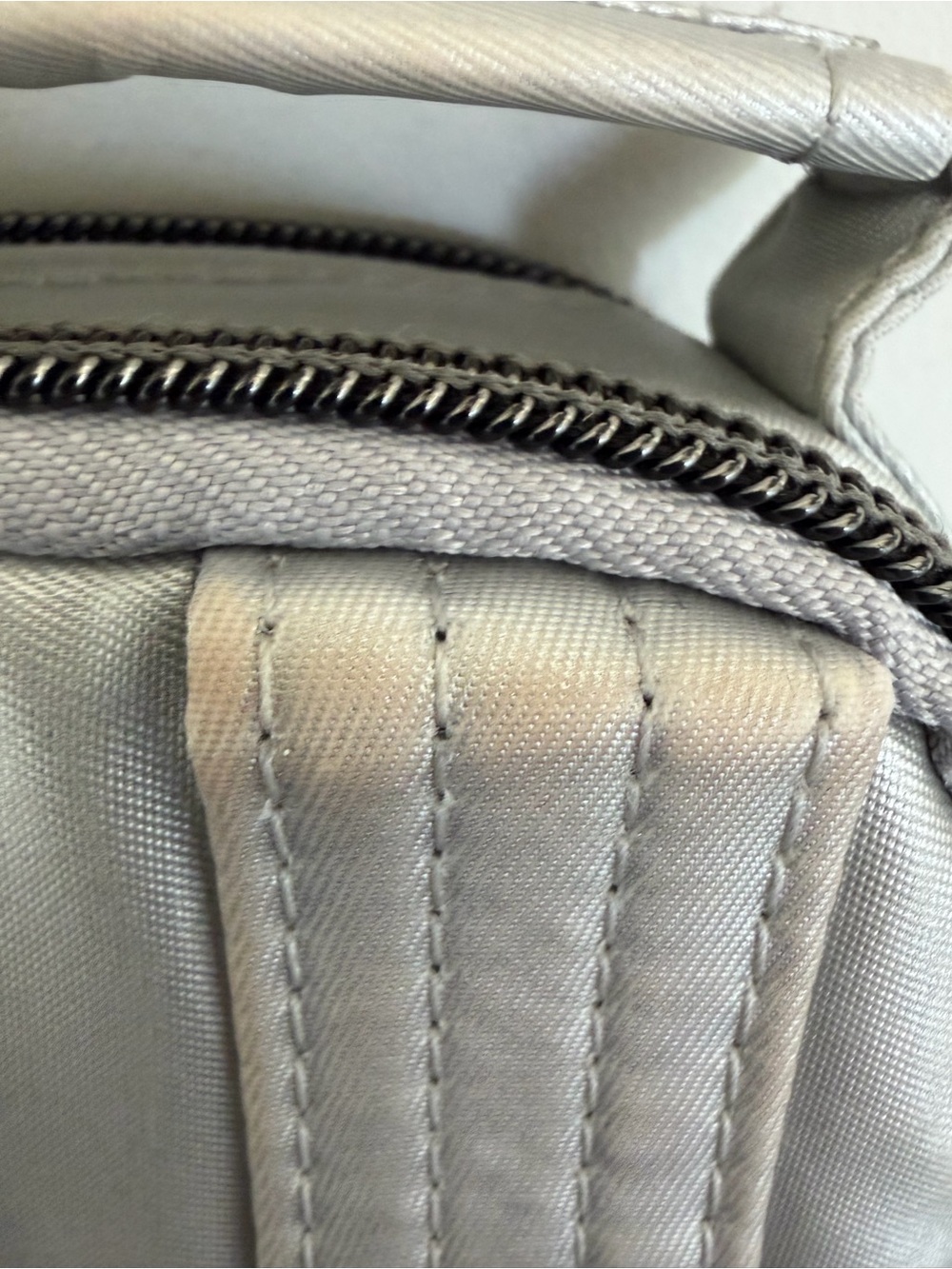 Lug Skeeter Silver Quilted Crossbody Phone Bag Belt Bag - Picture 10 of 10